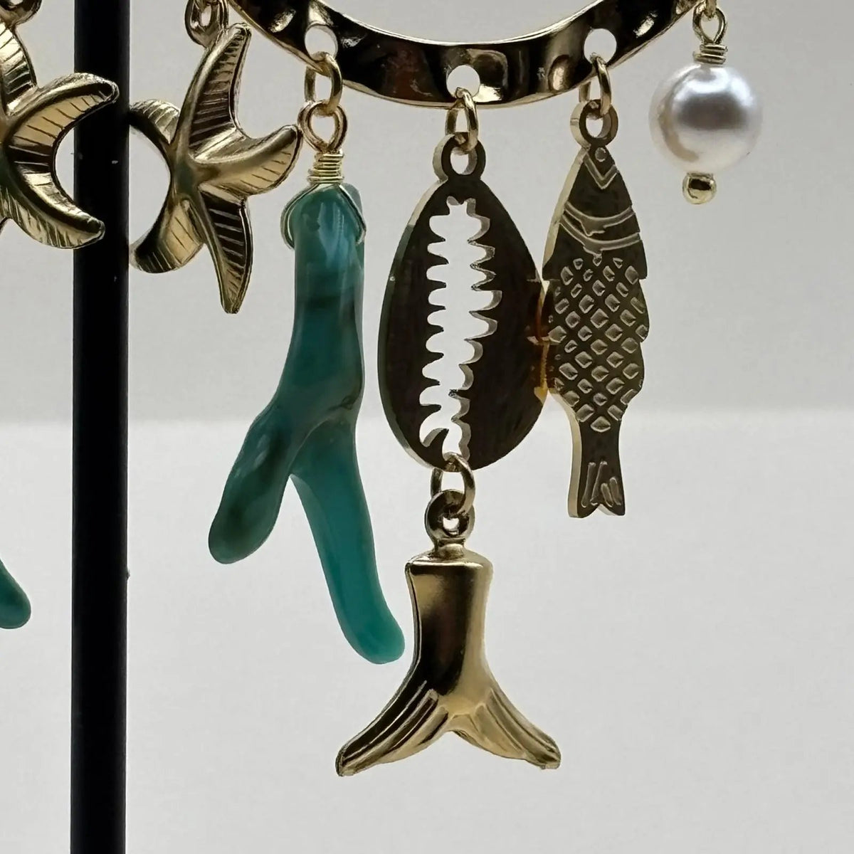 Boucles d'oreilles  dorées avec anneau et breloques turquoise étoile de mer coquillage