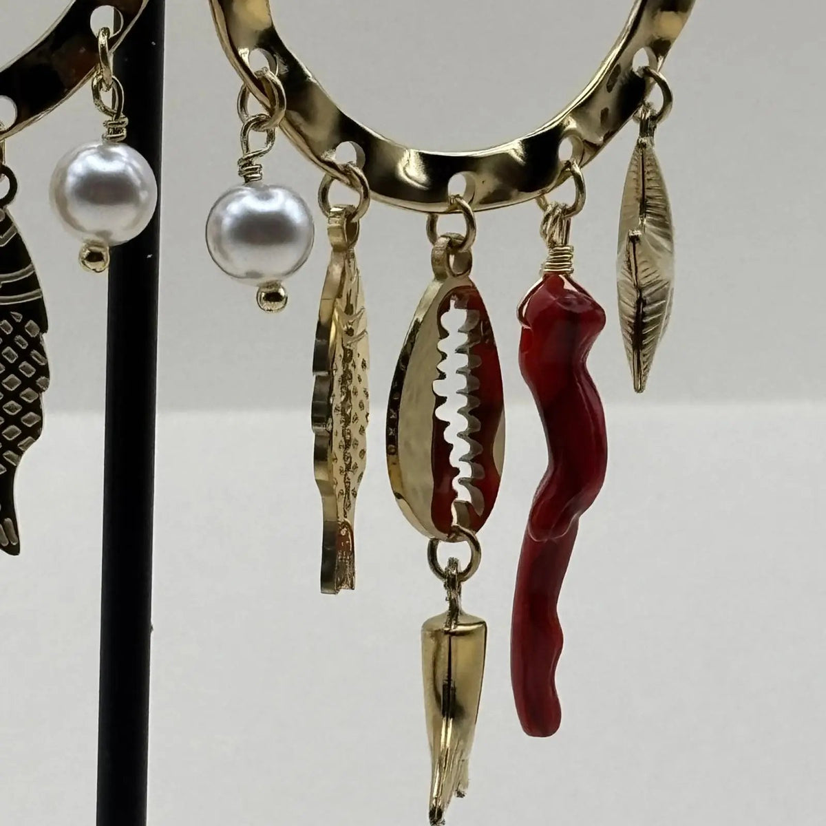 Boucles d'oreilles dorées avec anneau et breloques rouge étoile de mer coquillage