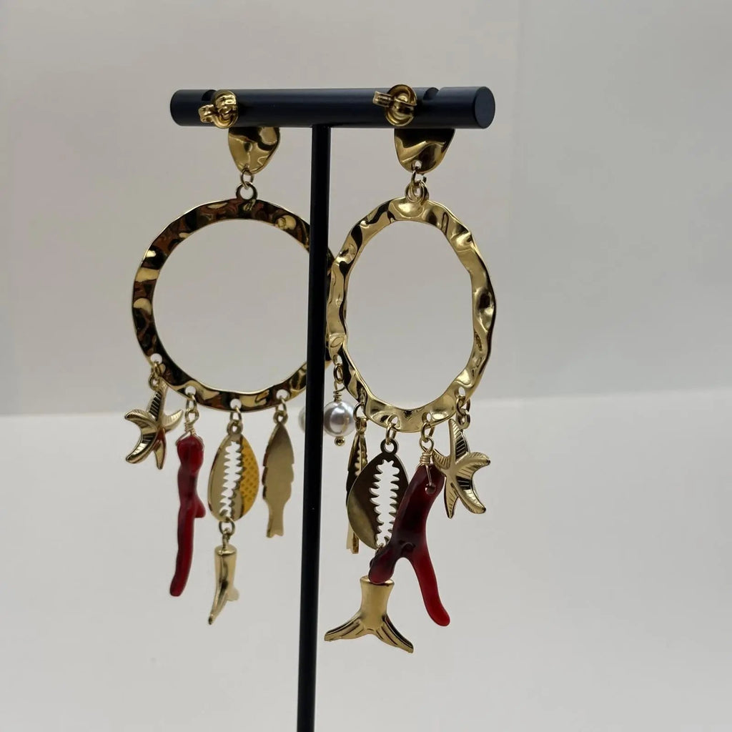 Boucles d'oreilles dorées avec anneau et breloques de couleur rouge étoile de mer coquillage