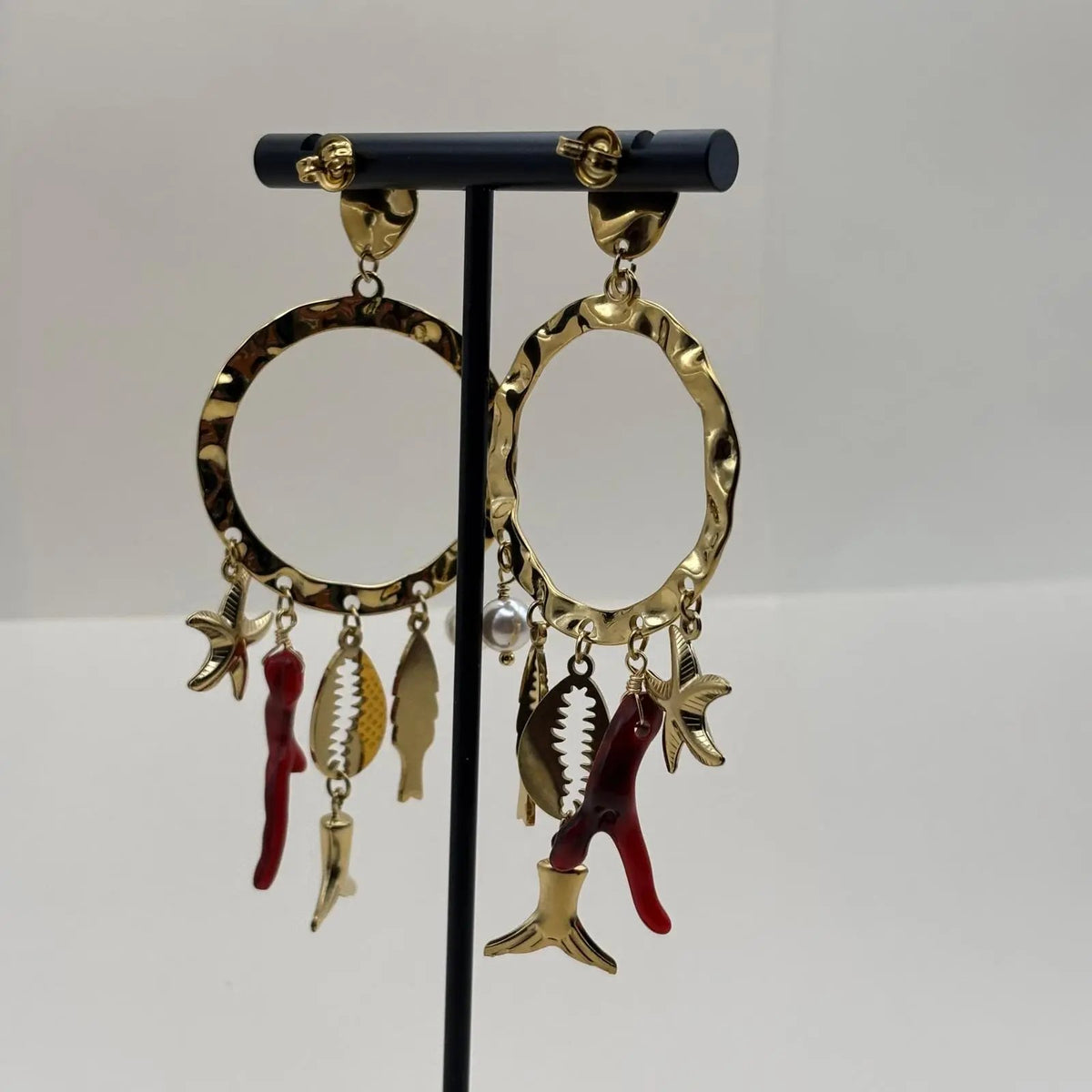 Boucles d'oreilles dorées avec anneau et breloques de couleur rouge étoile de mer coquillage