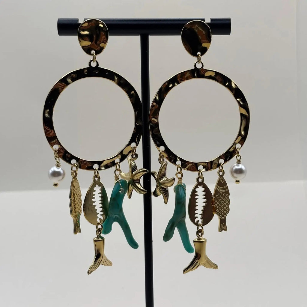 De jolies boucles d'oreilles  dorées avec anneau et breloques turquoise étoile de mer coquillage