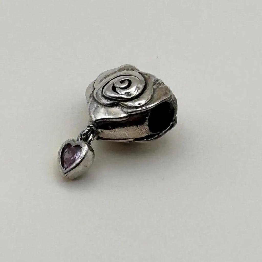 Charms Pand'OR en forme de fleur argentée avec un petit pendentif en forme de cœur en acier inoxydable
