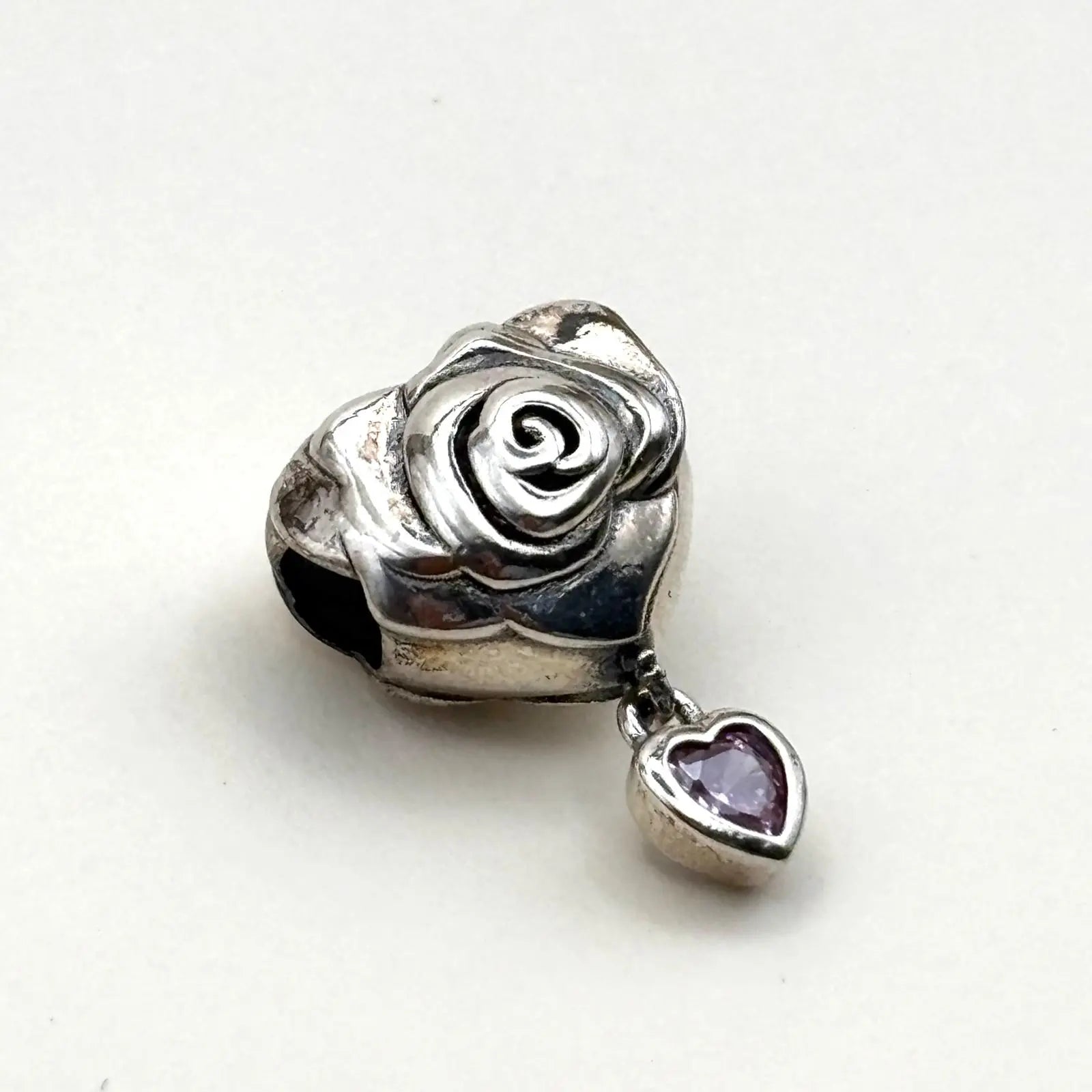 Charms Pand'OR en forme de fleur avec un petit pendentif en forme de cœur sur maillon en acier inoxydable