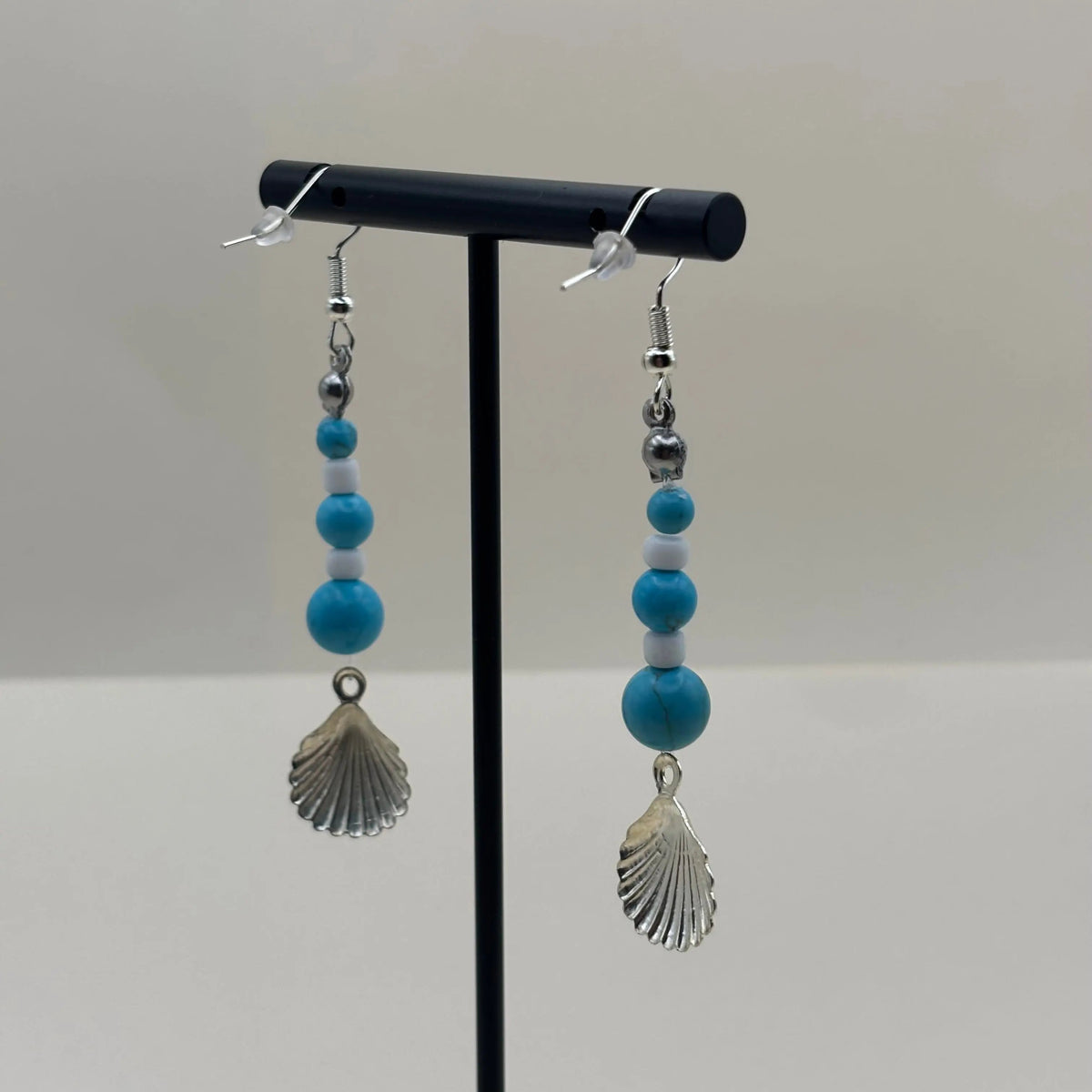 Boucles d’oreilles pendantes avec attache argentée avec breloque coquille St Jacques et perles pastels bleues 