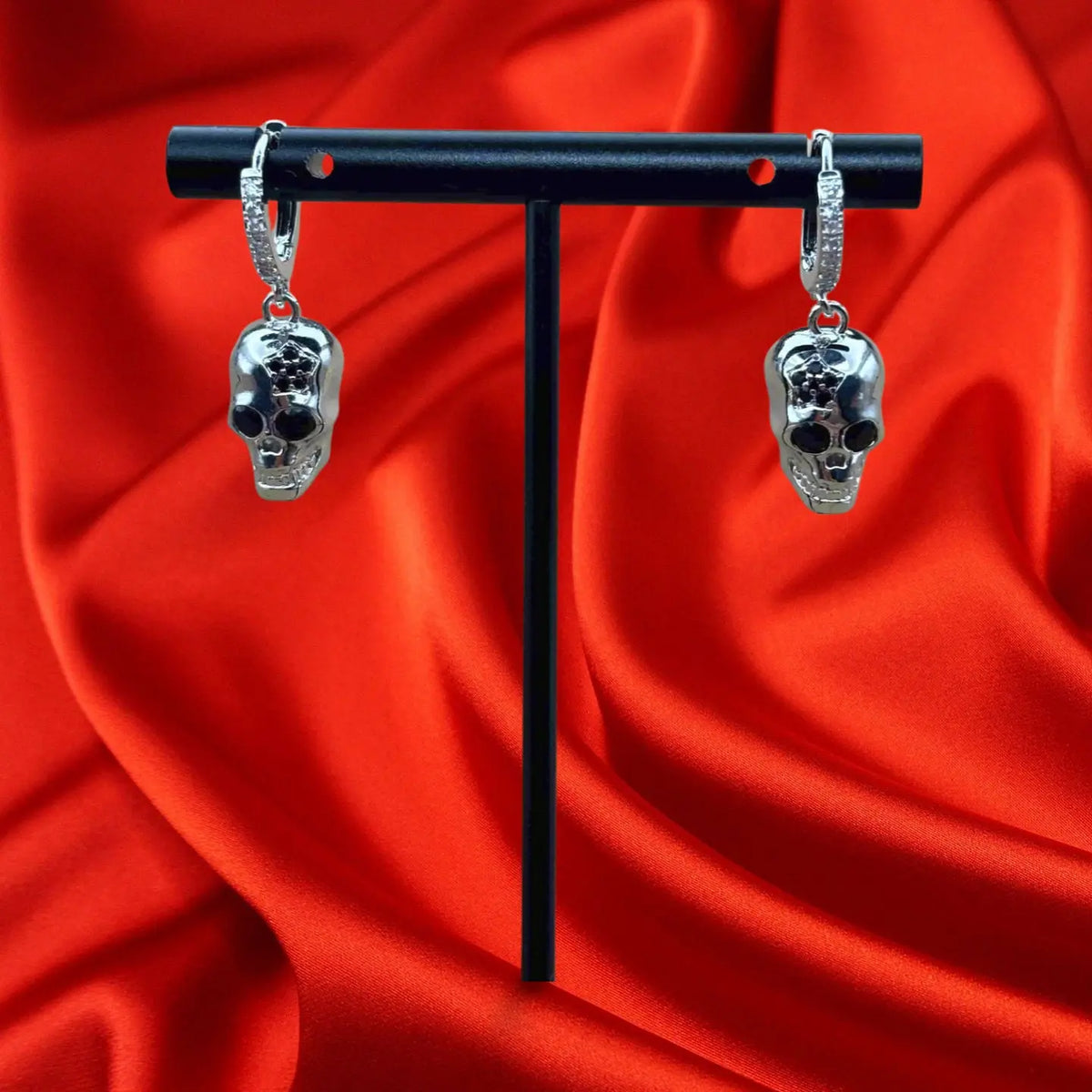 Boucles d'oreilles créoles pour halloween avec tete de mort en relief vendues sur le site pretes a briller