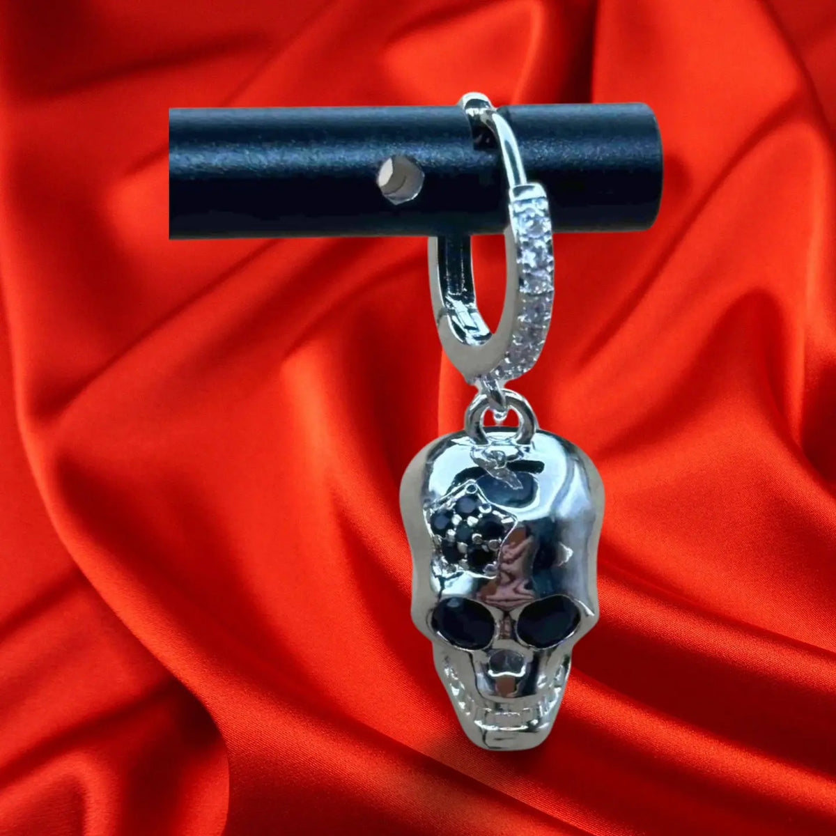 Boucles d'oreilles créoles halloween avec tete de mort en relief vendues sur le site pretes a briller