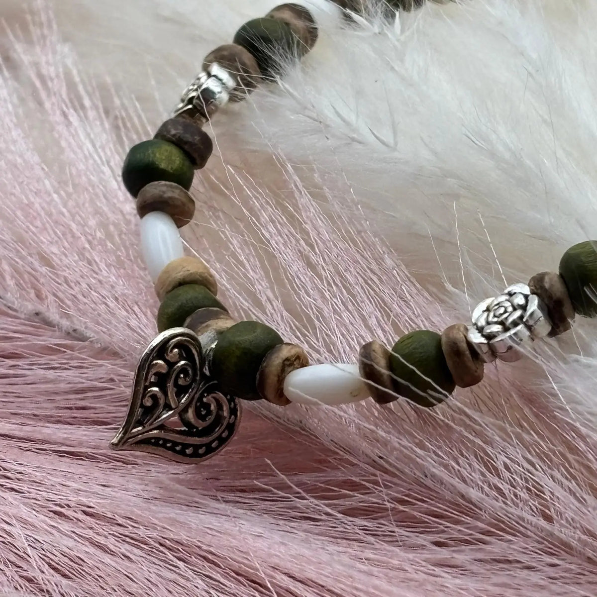 Bracelet en perles artisanal avec breloque cœur et fleurs et des perles en bois sur élastique