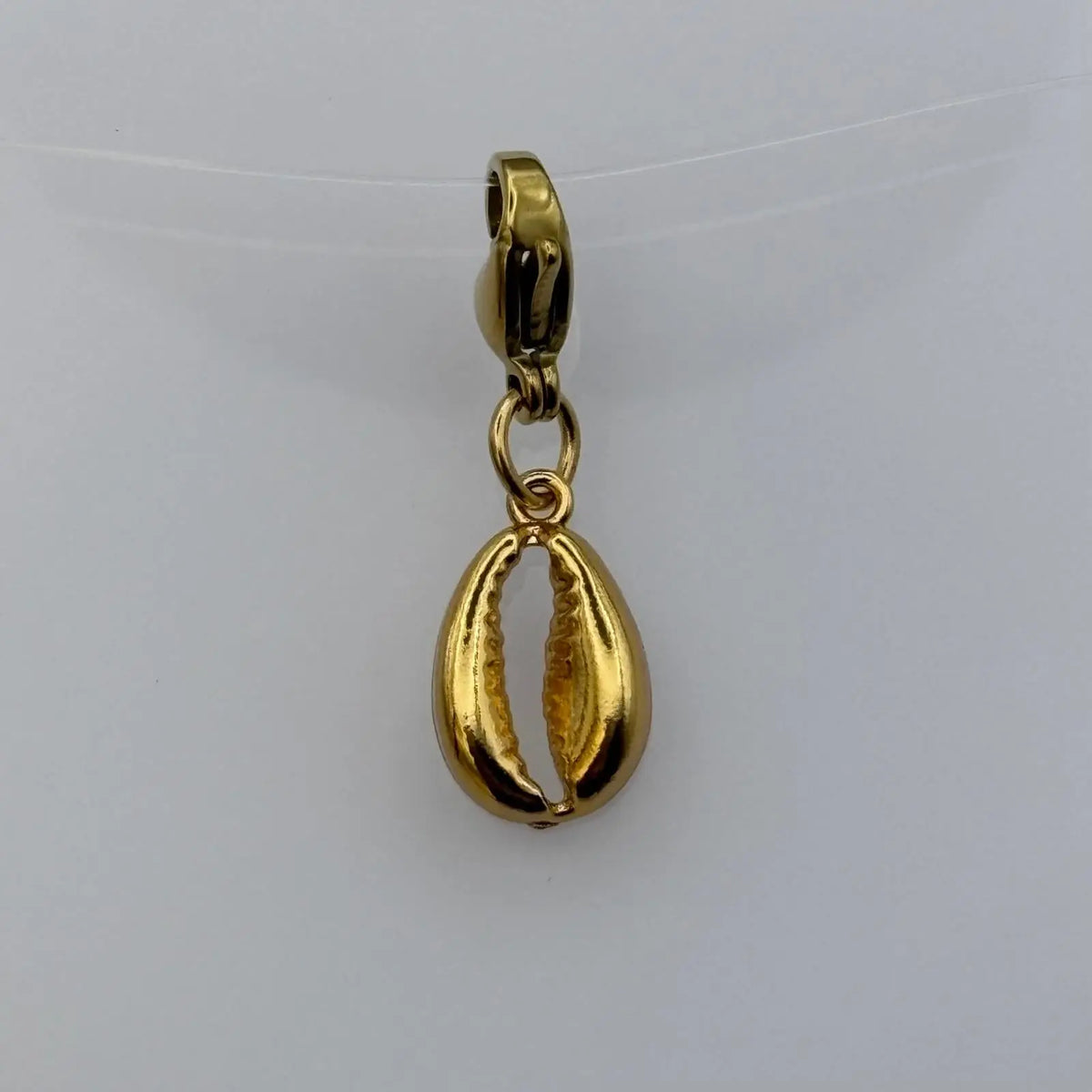 Bijou à accrocher doré avec une breloque en forme de coquillage allongé