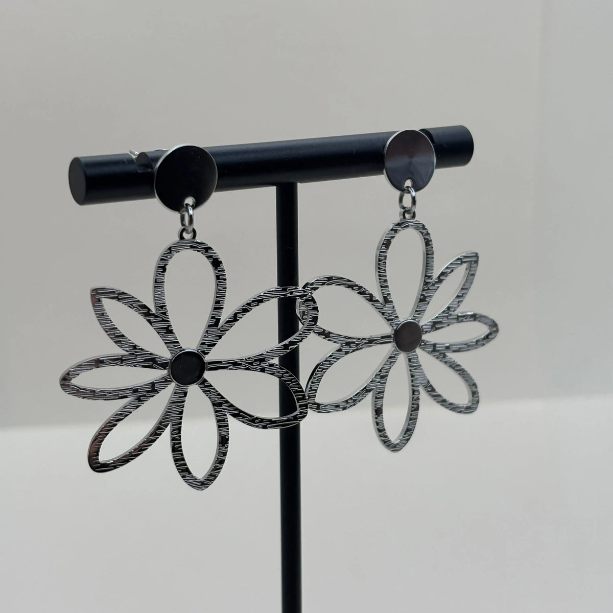 Boucles d'oreilles argentées en pendentif en forme de fleur argentée en acier inoxydable