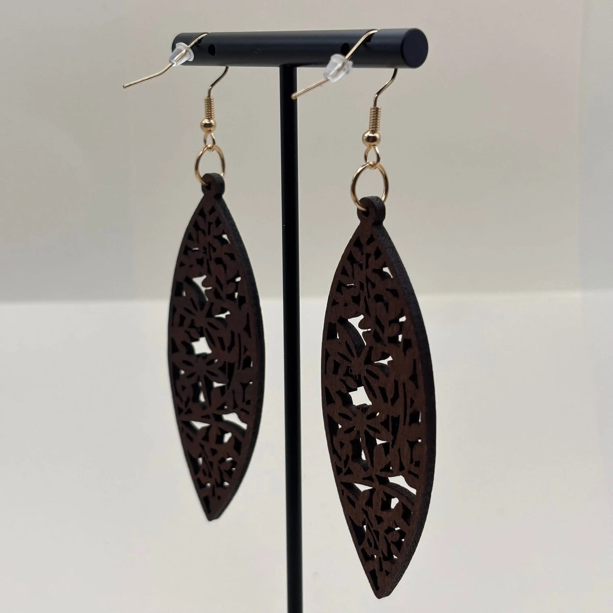 Boucles d'oreilles avec attache dorée boucle en bois en forme de goutte d'eau et motif fleuri ajouré