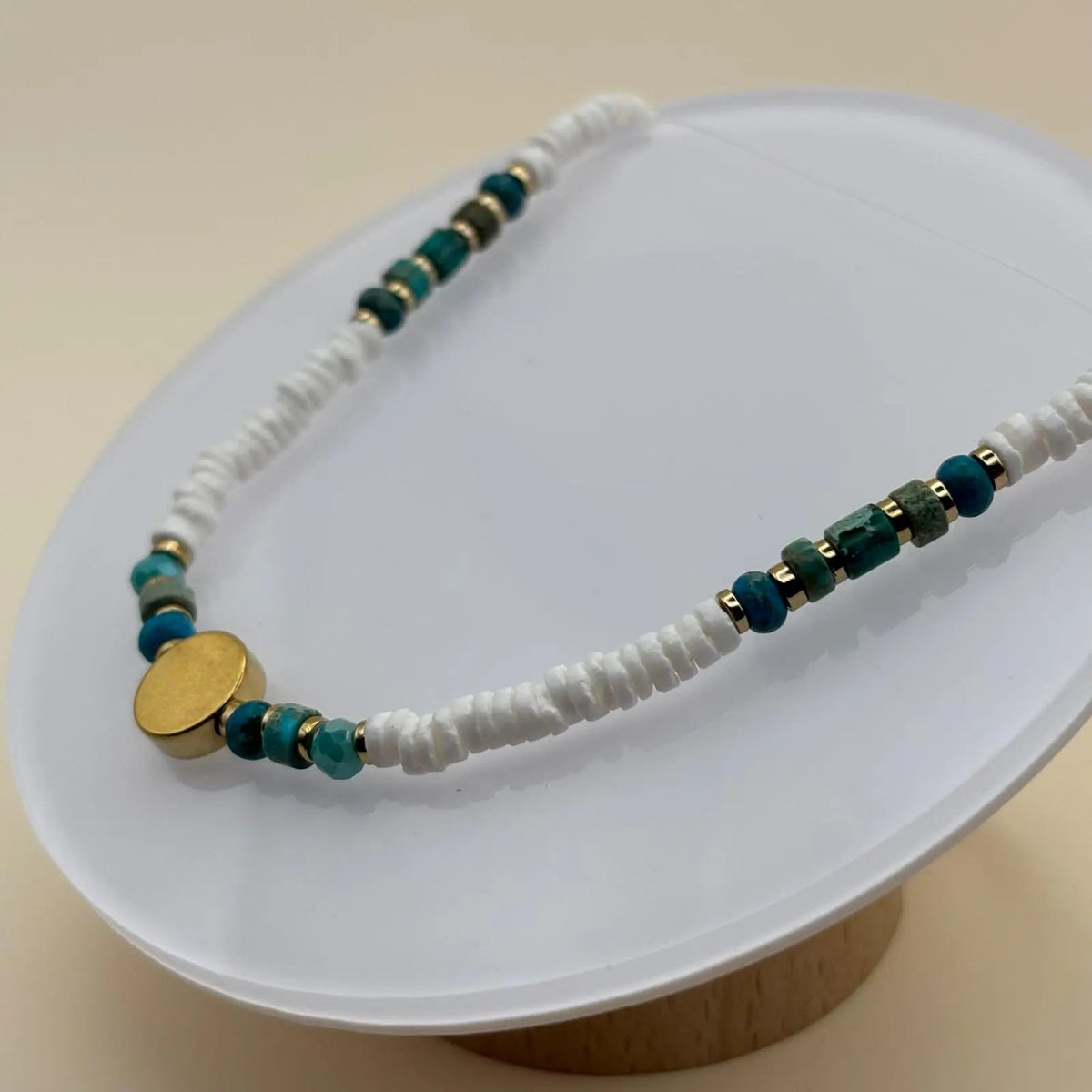 Collier fantaisie en perles naturelles et acryliques blanches et pastille dorée