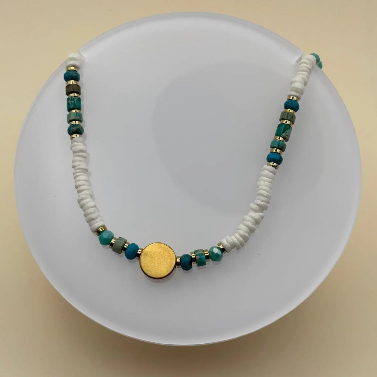 Collier fantaisie en perles naturelles et acryliques blanches et pastille de couleur dorée 