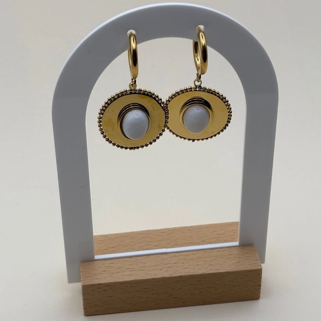 Boucles d'oreilles dorée pendantes avec cercle dorée et pierre façon camé blanc