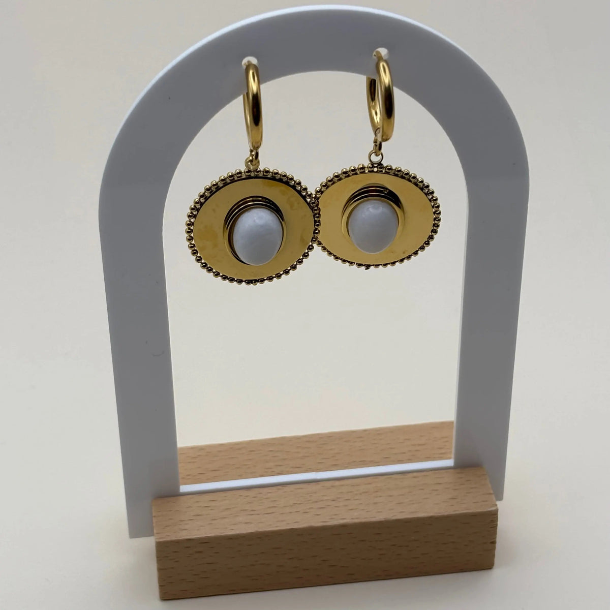 Boucles d'oreilles dorée pendantes avec cercle dorée et pierre façon camé blanc