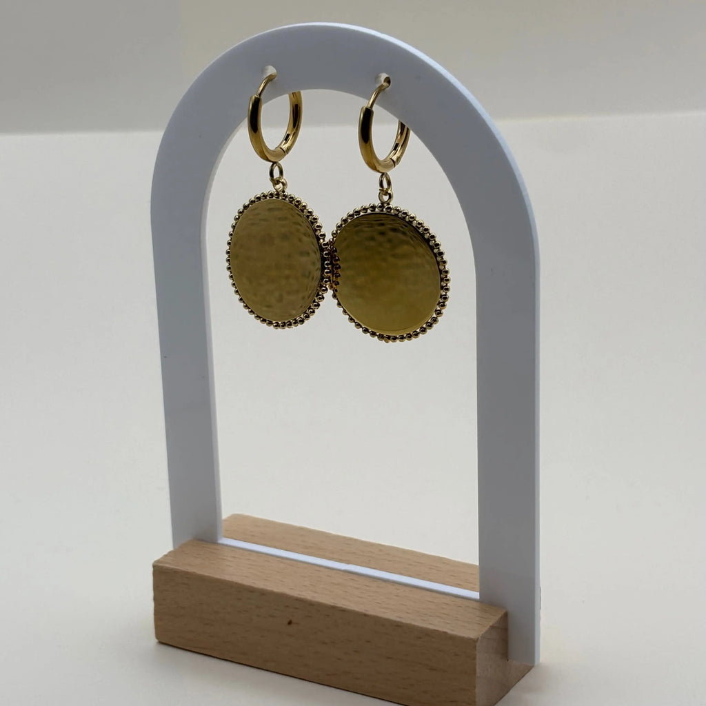 Des Boucles d'oreilles dorée pendantes avec cercle dorée et pierre façon camé blanc