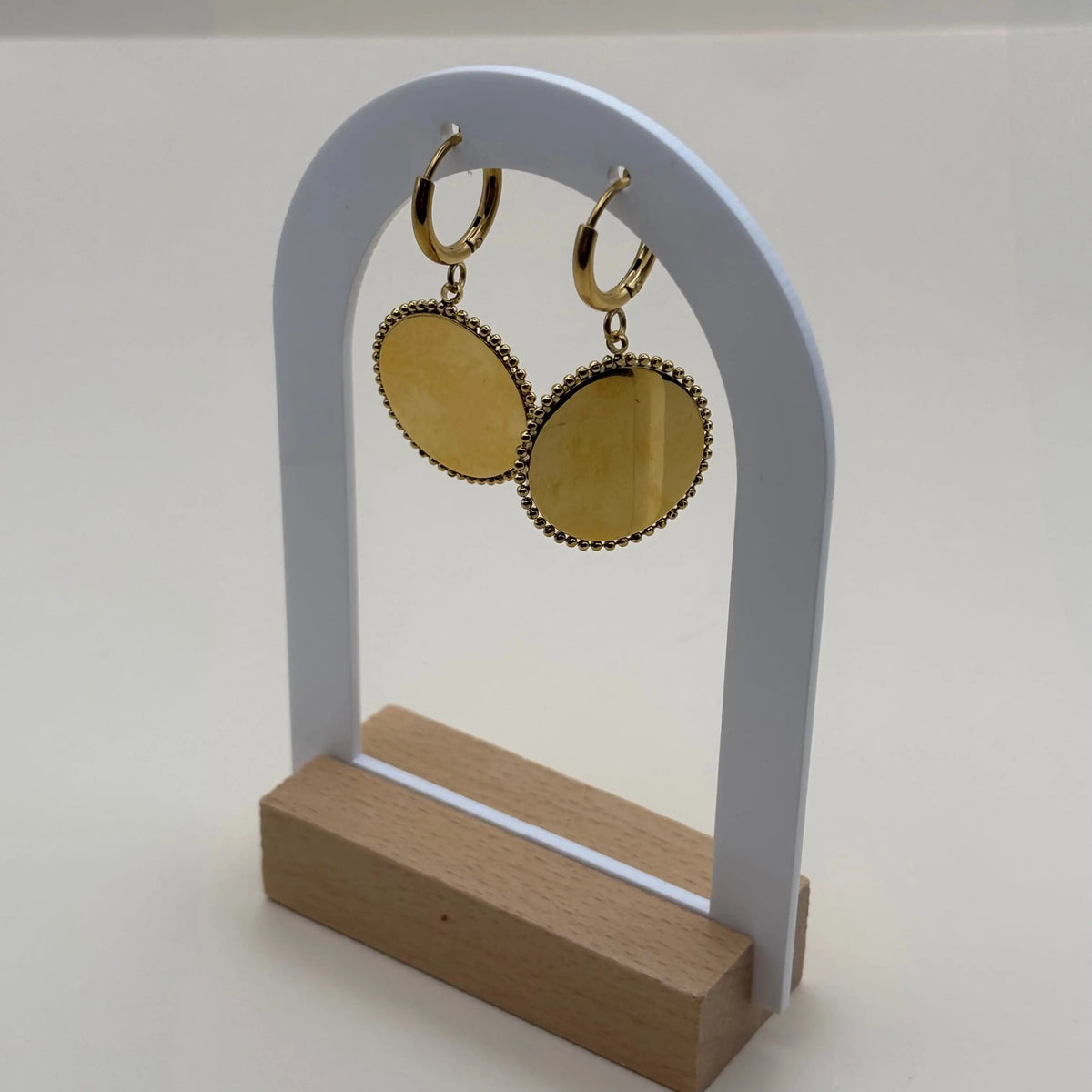 Boucles d'oreilles dorée pendantes avec cercle dorée et pierre façon camé noir