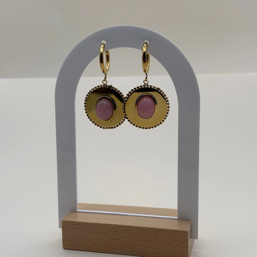 Boucles d'oreilles dorée pendantes avec cercle dorée et pierre façon camé rose