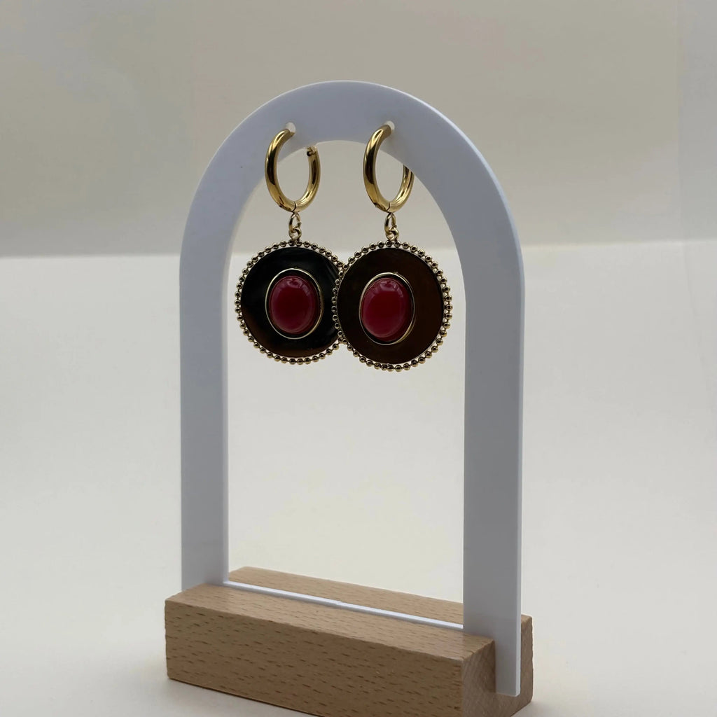 Boucles d'oreilles dorée pendantes avec cercle dorée et pierre façon camé rouge