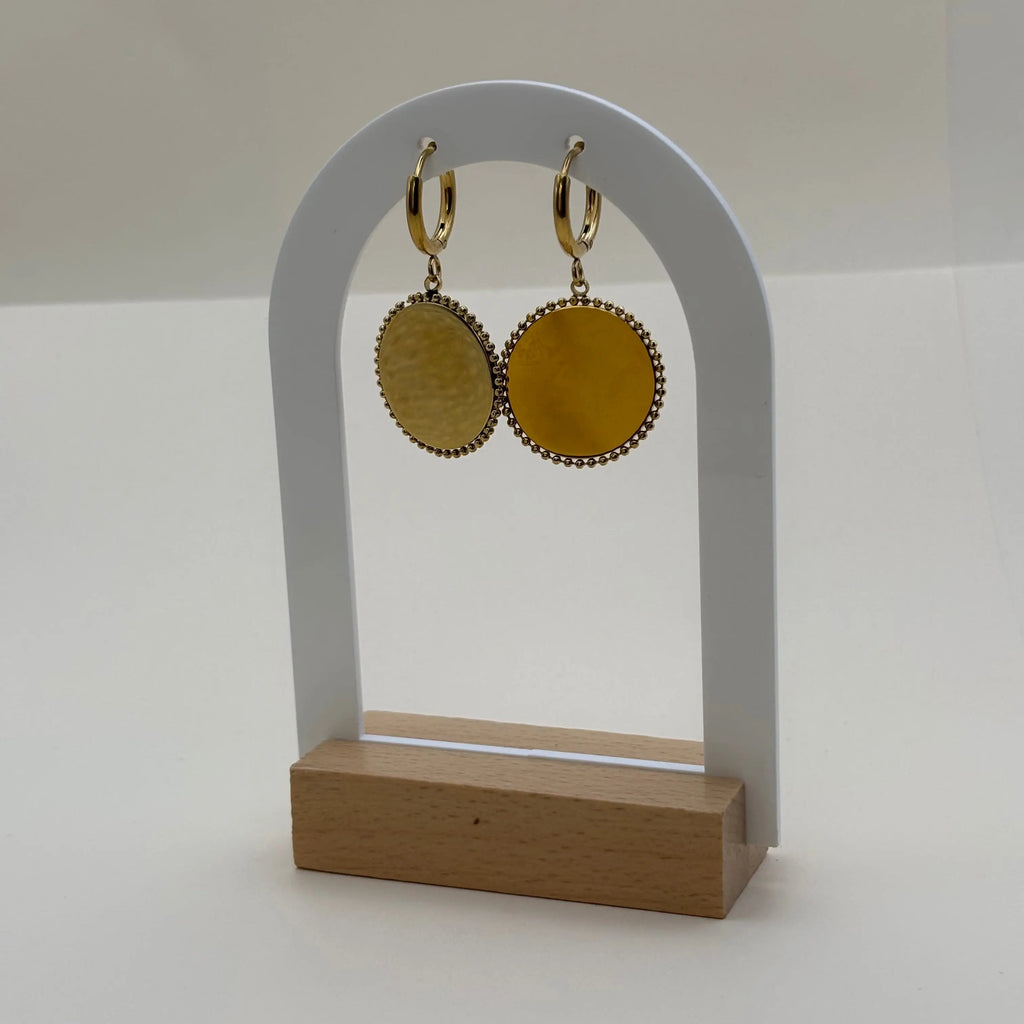 Des boucles d'oreilles dorée pendantes avec cercle dorée et pierre façon camé vert