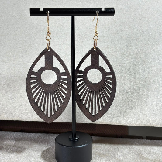 Boucles d'oreilles avec attache dorée boucle en bois en forme de goutte d'eau et motif ajouré vendues sur le site internet prêtes à briller