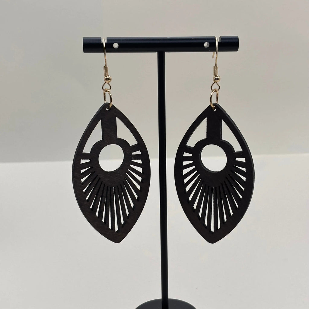 Boucles d'oreilles avec attache dorée boucle en bois en forme de goutte d'eau et motif ajouré