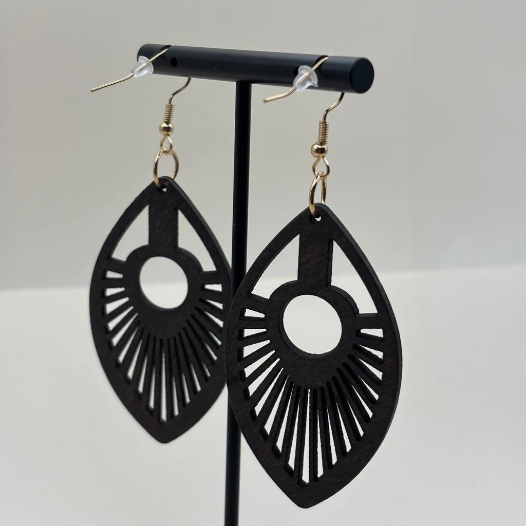Des boucles d'oreilles avec attache dorée boucle en bois en forme de goutte d'eau et motif ajouré