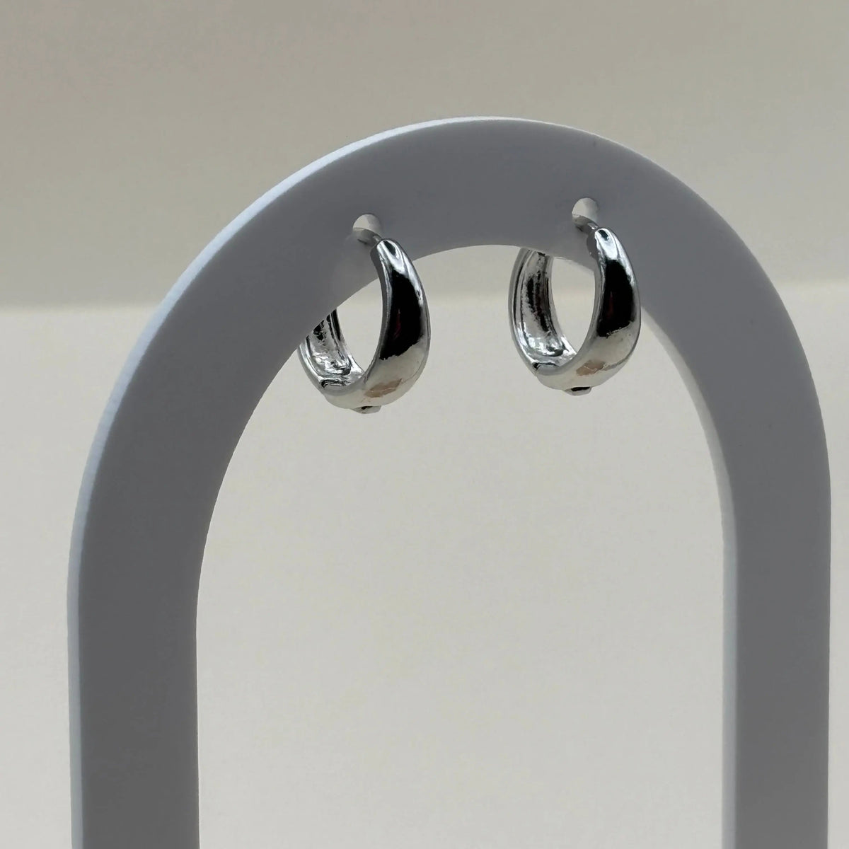 Des boucles d'oreilles argentées créoles  en acier inoxydable 