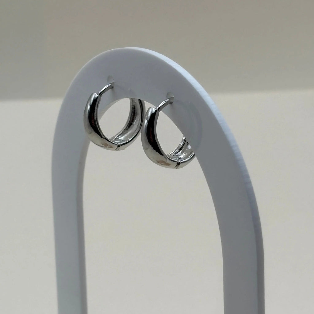 Une paire de boucles d'oreilles argentées créoles  en acier inoxydable 