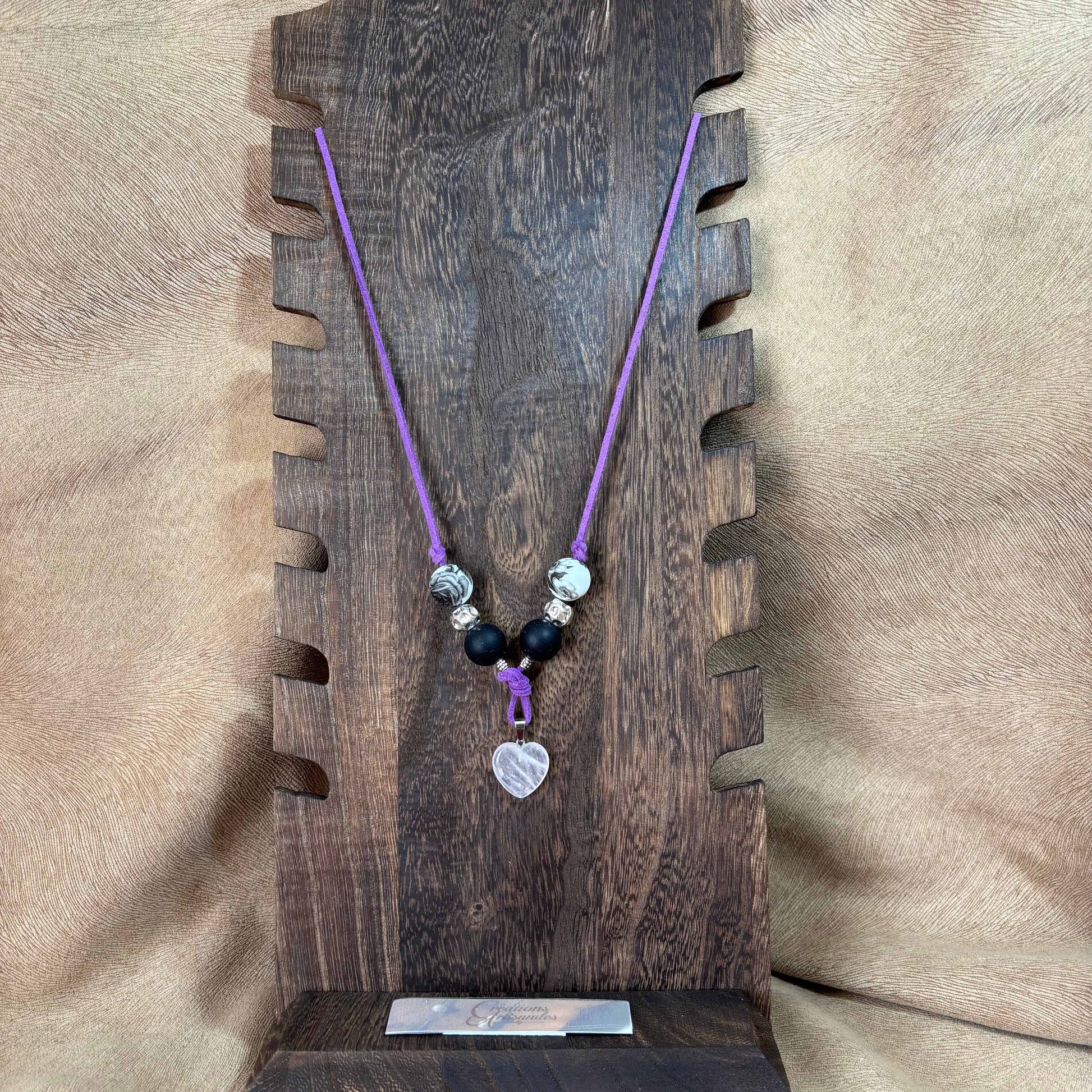 Collier artisanal | Collier sur cordon de cuir violet | Pendentif forme cœur en verre