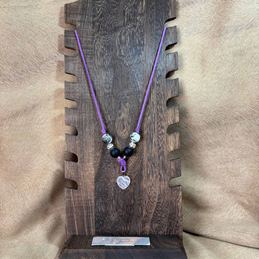 Collier artisanal | Collier sur cordon de cuir violet | Pendentif forme cœur en verre