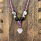 Collier artisanal | Collier sur cordon de cuir violet | Pendentif cœur en verre
