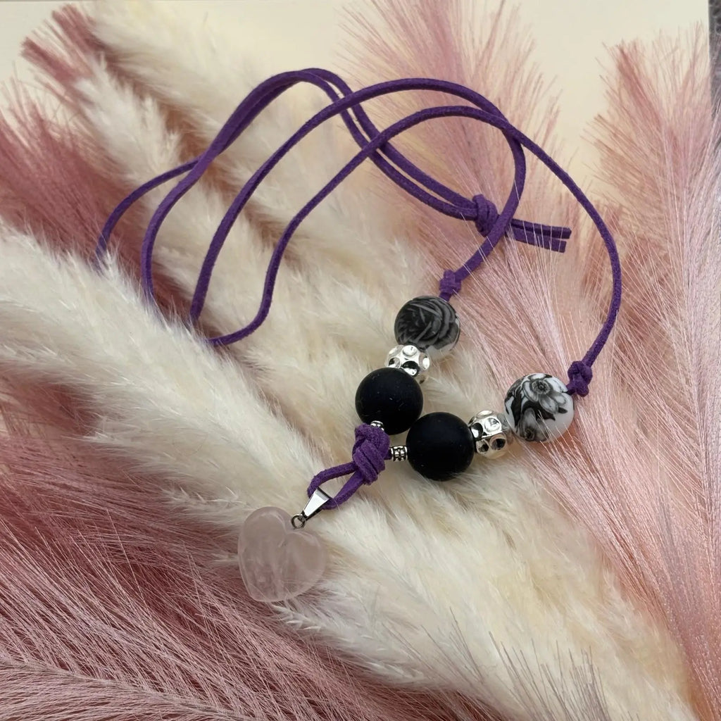 Collier artisanal sur cordon de cuir violet  et pendentif cœur transparent