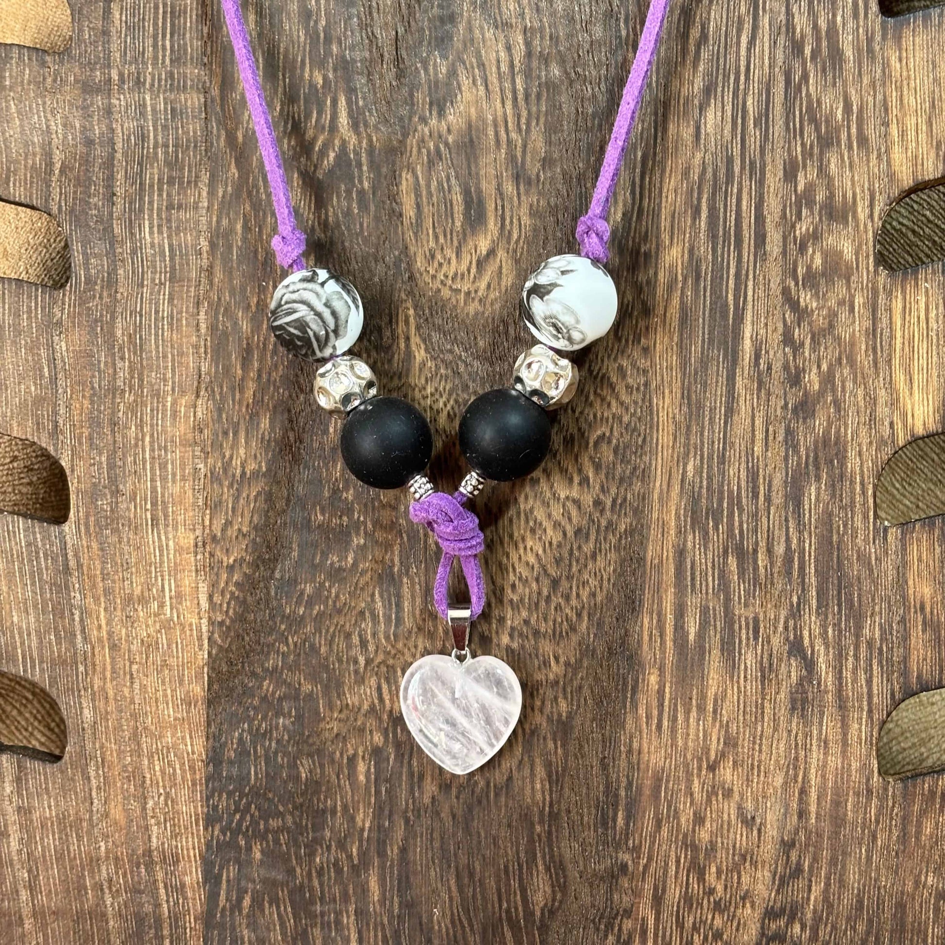 Collier artisanal | Collier sur cordon de cuir violet | Pendentif cœur en verre