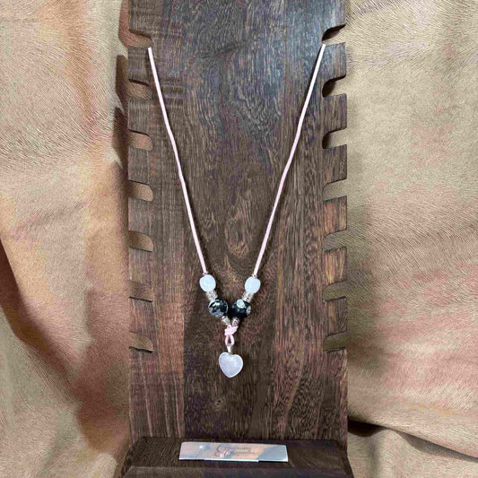 Collier artisanal sur cordon de cuir rose pendentif cœur en verre perles de verre et acryliques Prêtes à briller