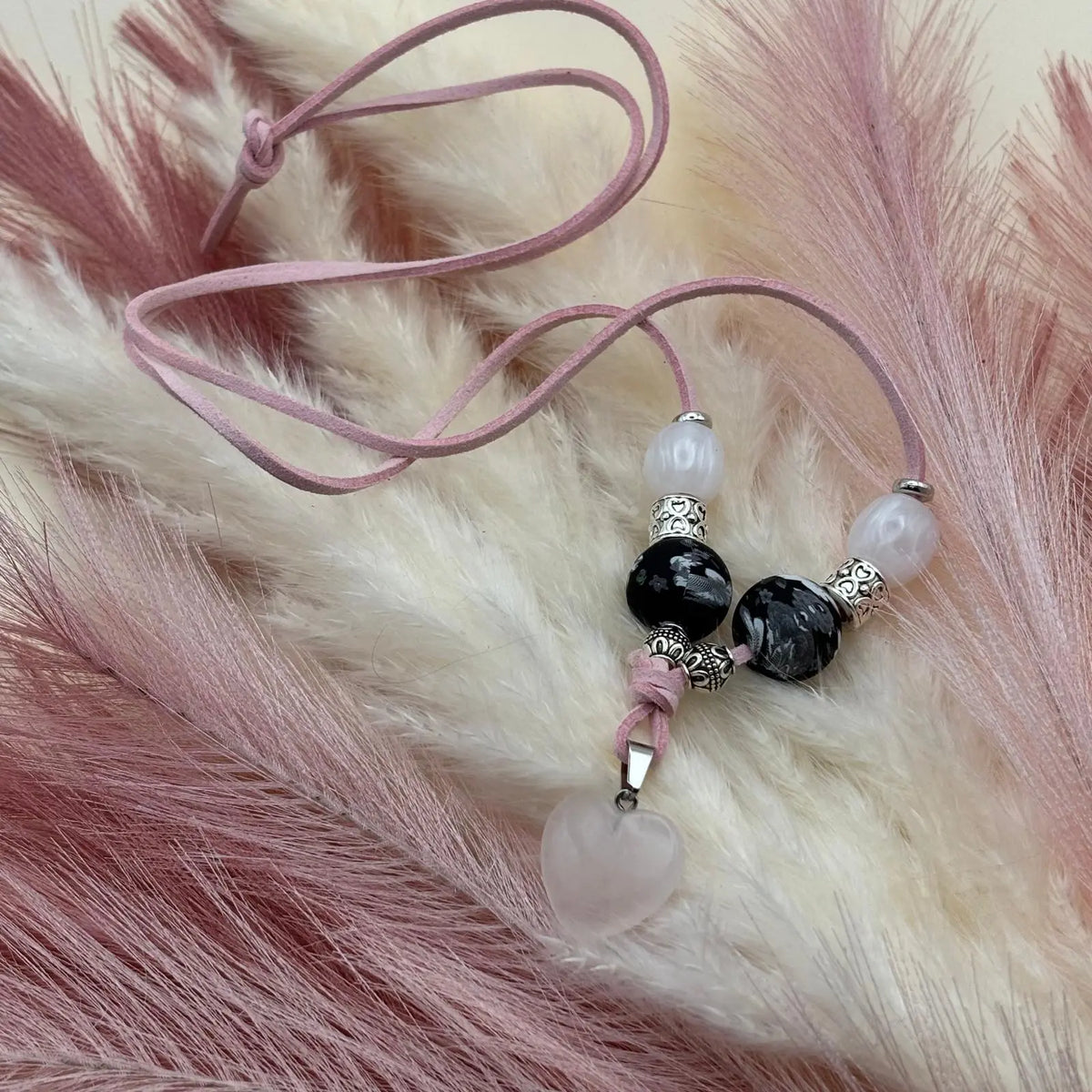Collier artisanal sur cordon de cuir rose pendentif cœur en verre perles de verre et acryliques