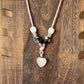 Collier artisanal sur cordon de cuir rose avec pendentif cœur en verre perles de verre et acryliques vendu sur le site internet prêtes à briller
