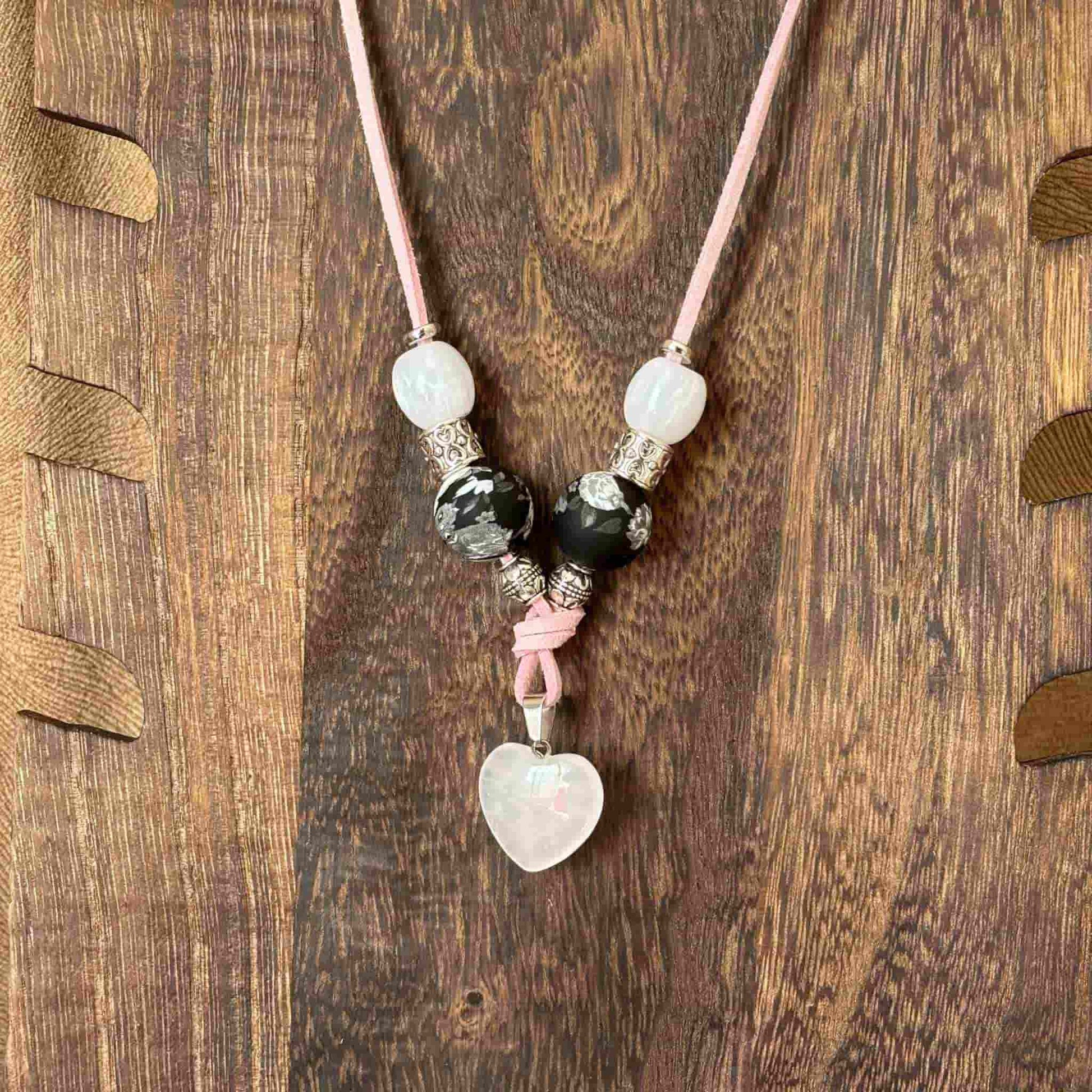 Collier artisanal sur cordon de cuir rose avec pendentif cœur en verre perles de verre et acryliques vendu sur le site internet prêtes à briller
