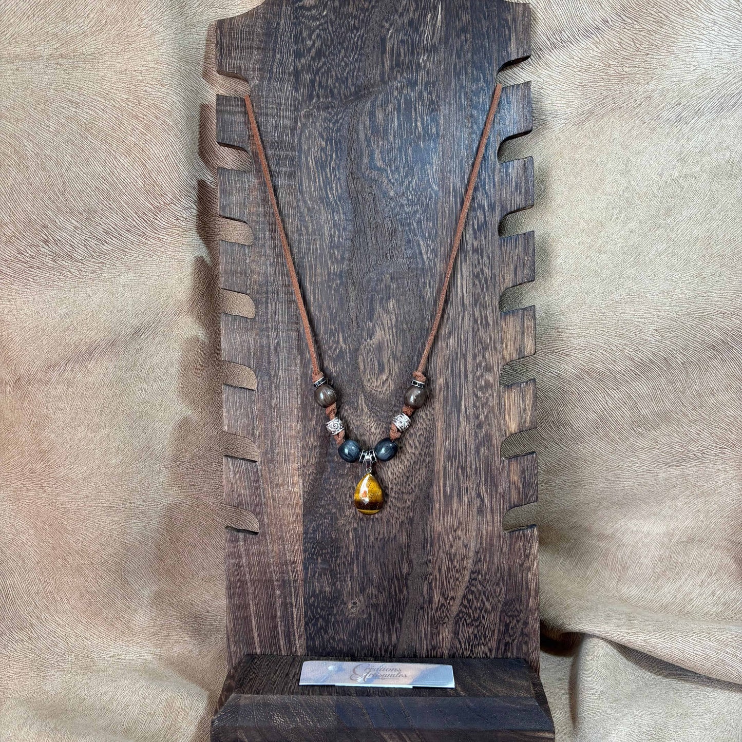 Collier artisanal | Collier sur cordon de cuir brun | Pendentif goutte œil de tigre | Perles verre et acier