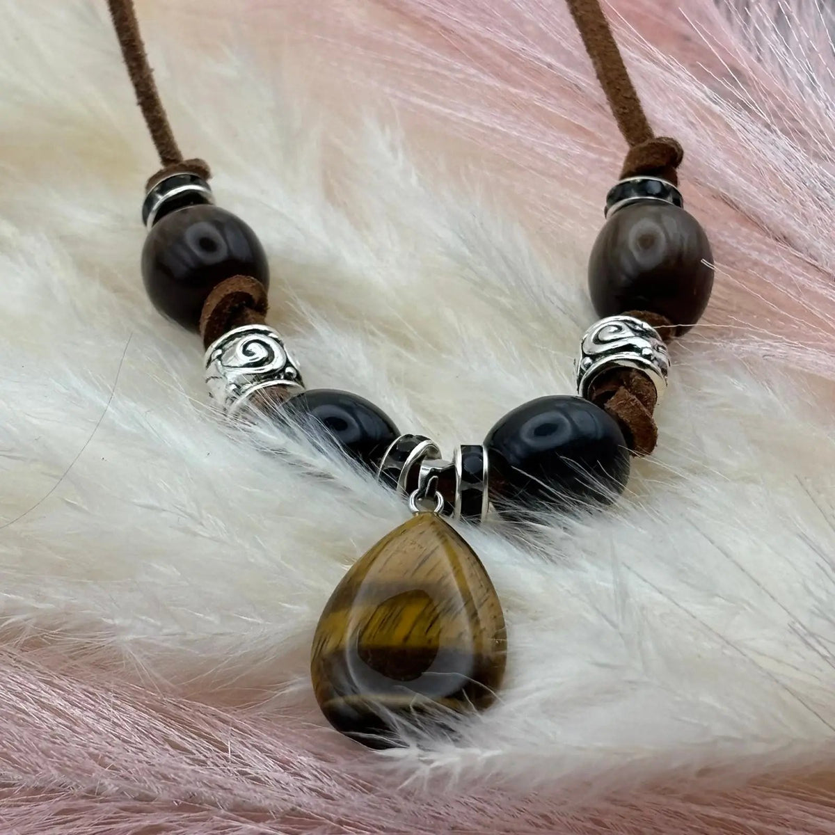 Collier artisanal sur cordon de cuir brun et pendentif goutte œil de tigre perles verre et acier