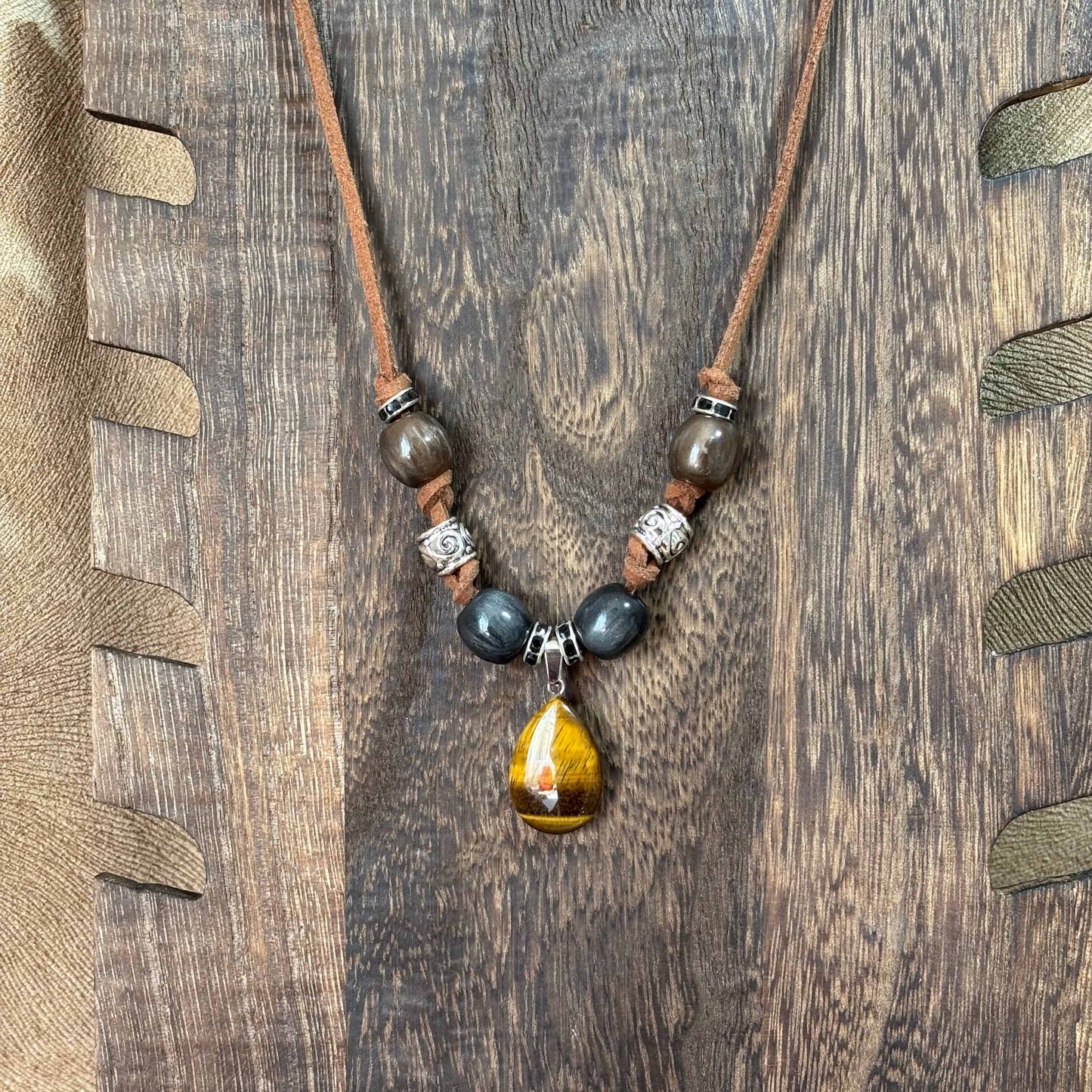 Collier artisanal | Collier sur cordon de cuir brun | Pendentif goutte œil de tigre | Perles de verre et acier