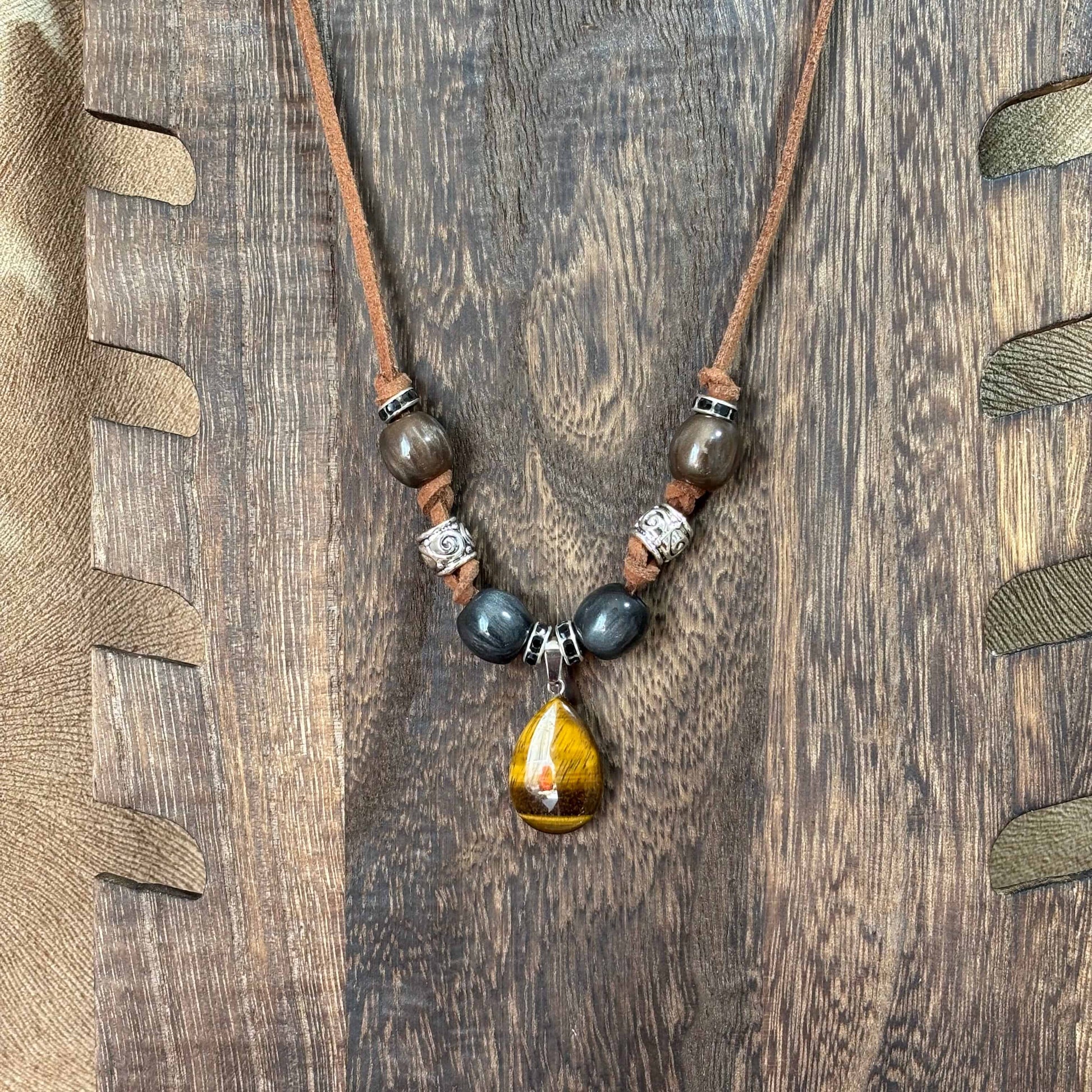 Collier artisanal | Collier sur cordon de cuir brun | Pendentif goutte œil de tigre | Perles de verre et acier