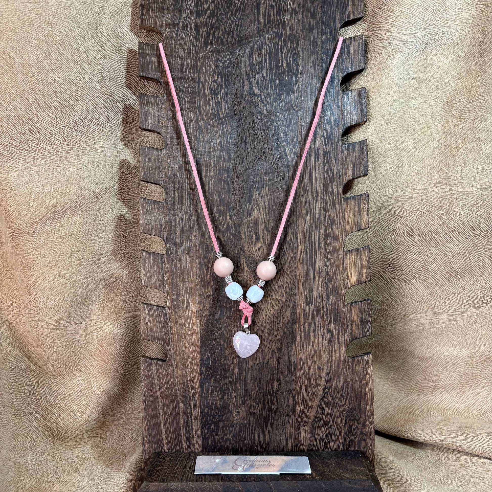 Collier artisanal | Collier sur cordon de cuir poudré | Pendentif forme cœur en verre | Perles verre et acrylique