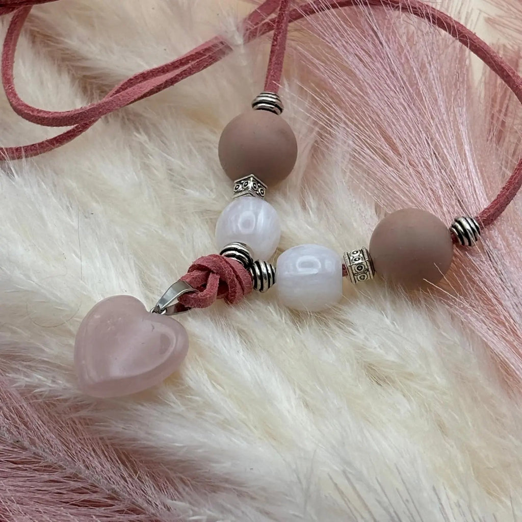 Collier artisanal  sur cordon de cuir poudré avec pendentif en forme de cœur en verre perles verre et acrylique