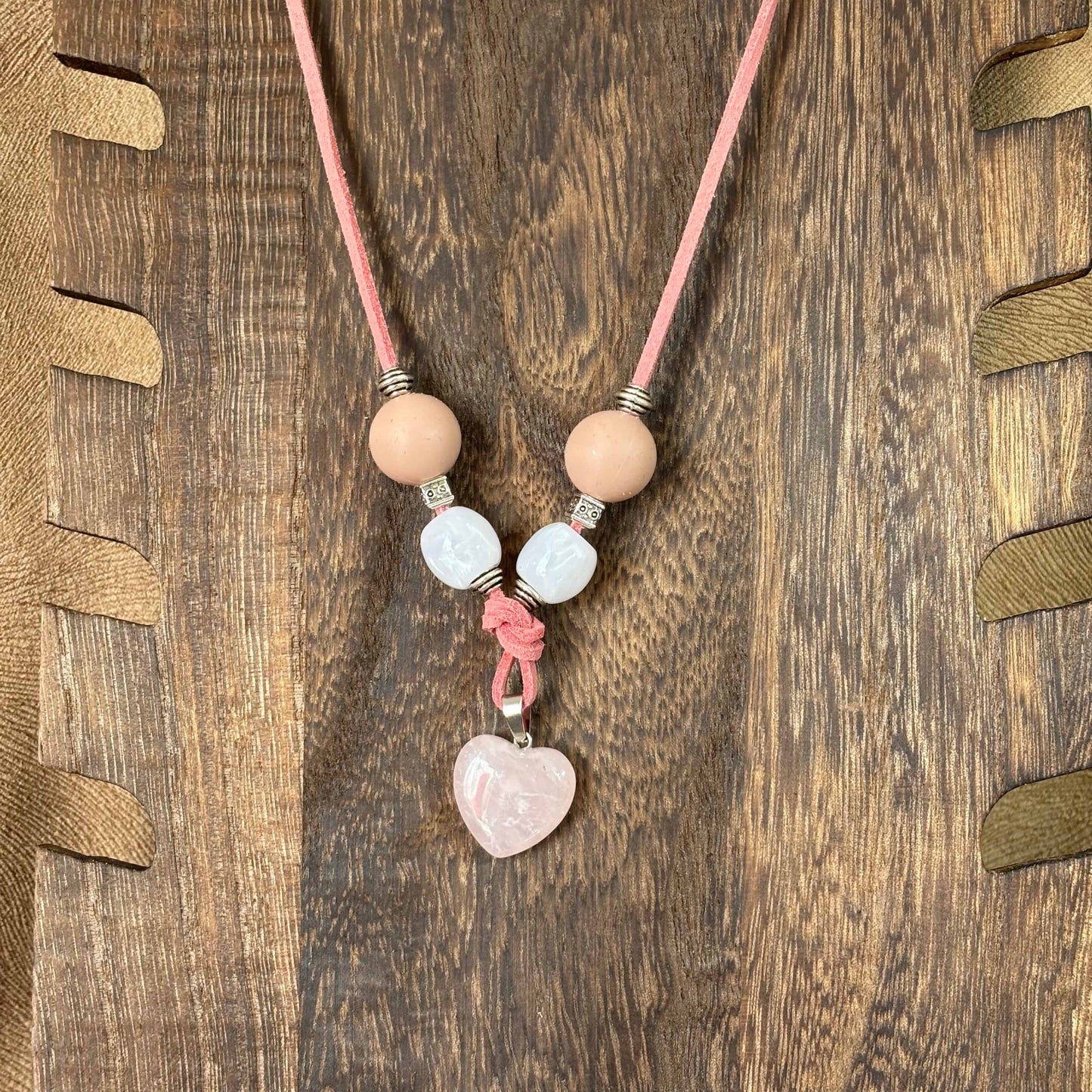 Collier artisanal | Collier sur cordon de cuir poudré | Pendentif forme cœur en verre | Perles de verre et acryliques