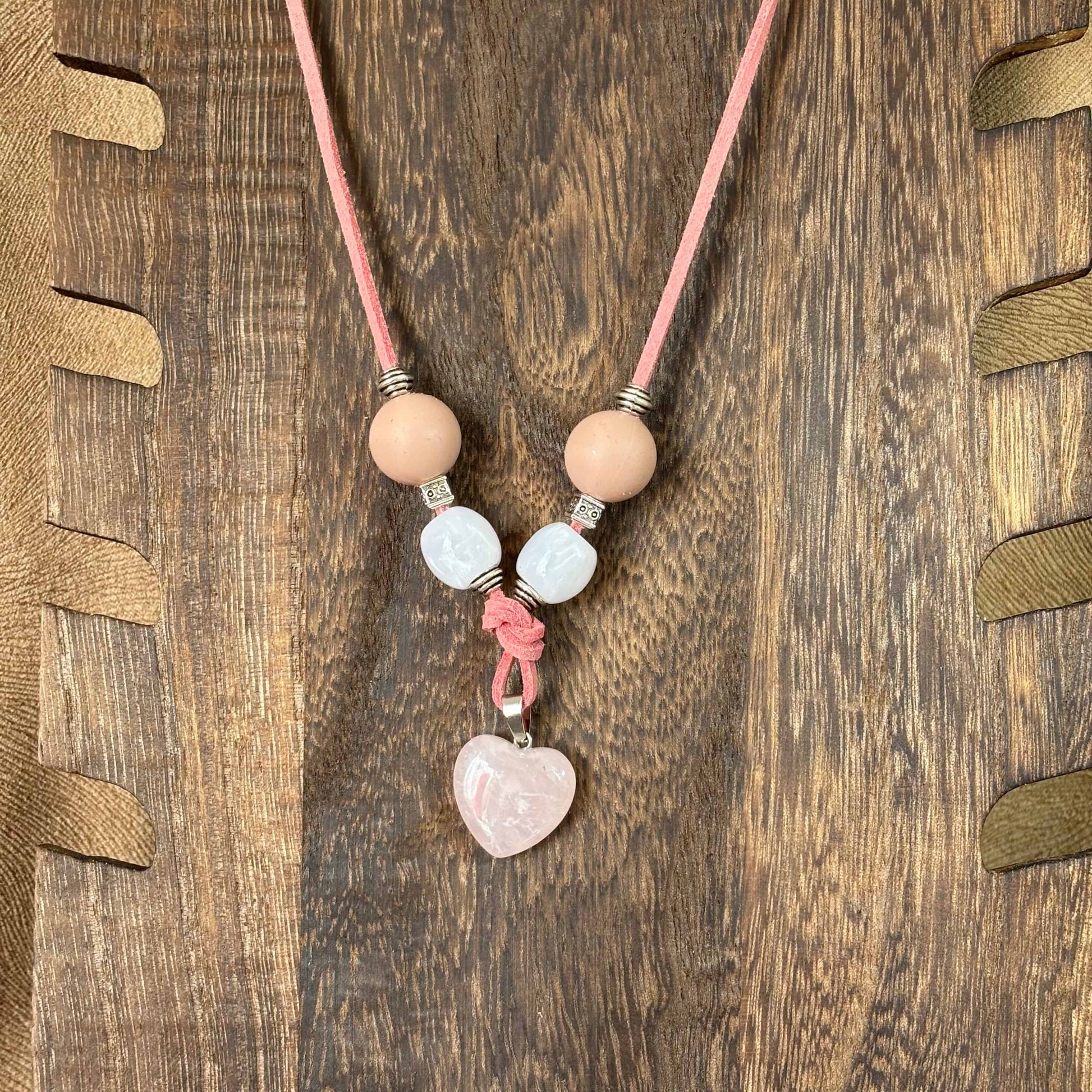 Collier artisanal | Collier sur cordon de cuir poudré | Pendentif forme cœur en verre | Perles de verre et acryliques