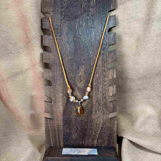 Collier artisanal avec pendentif œil de tigre sur cordon cuir caramel perles verre et acier bijou unique vendu sur le site internet prêtes à briller