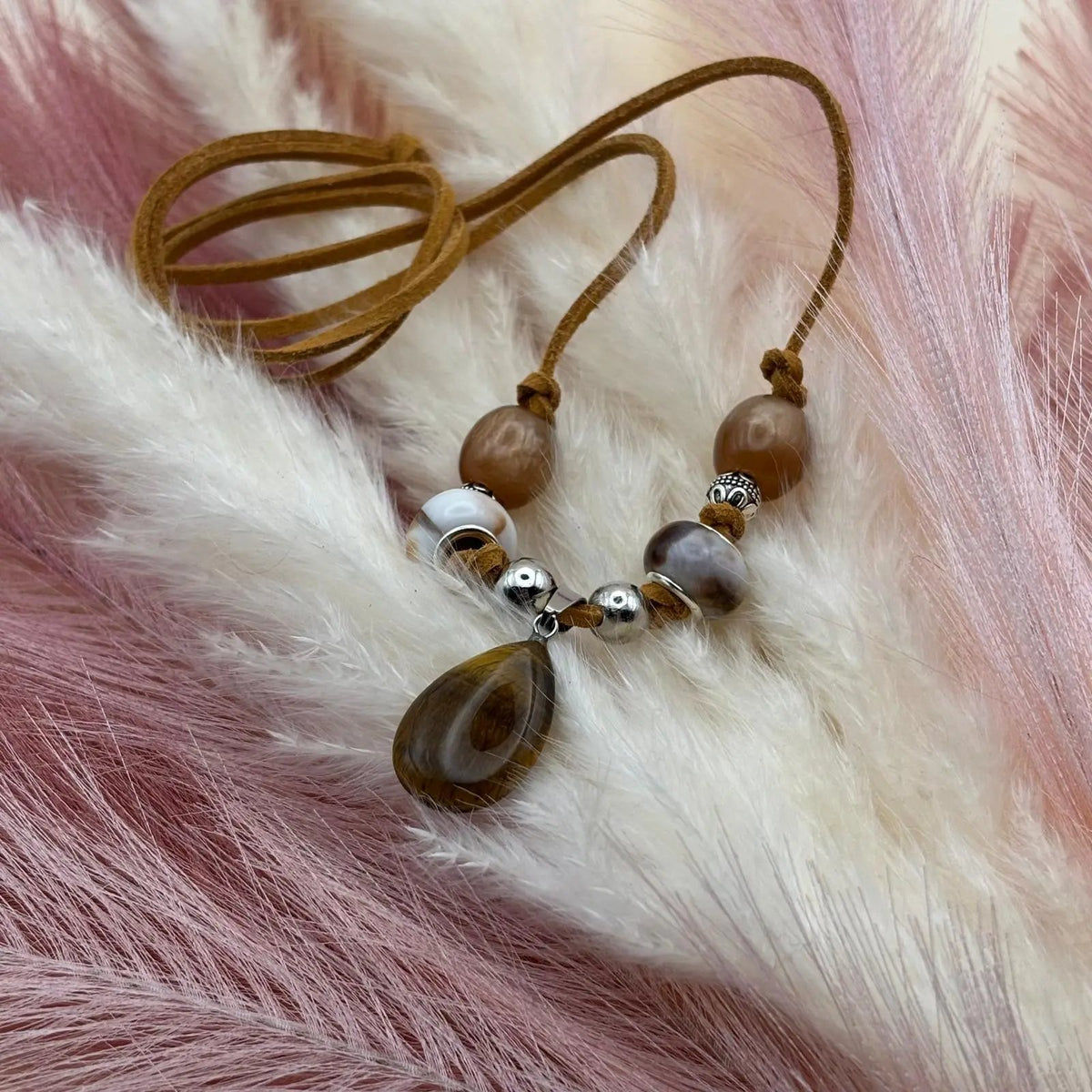 Collier artisanal avec pendentif œil de tigre sur cordon cuir caramel perles verre et acier Collier artisanal avec pendentif œil de tigre sur cordon cuir caramel perles verre et acier bijou unique