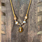Vue de près d'un collier artisanal avec pendentif œil de tigre sur cordon cuir caramel perles verre et acier Collier artisanal avec pendentif œil de tigre sur cordon cuir caramel perles verre et acier bijou unique vendu sur le site internet prêtes à briller