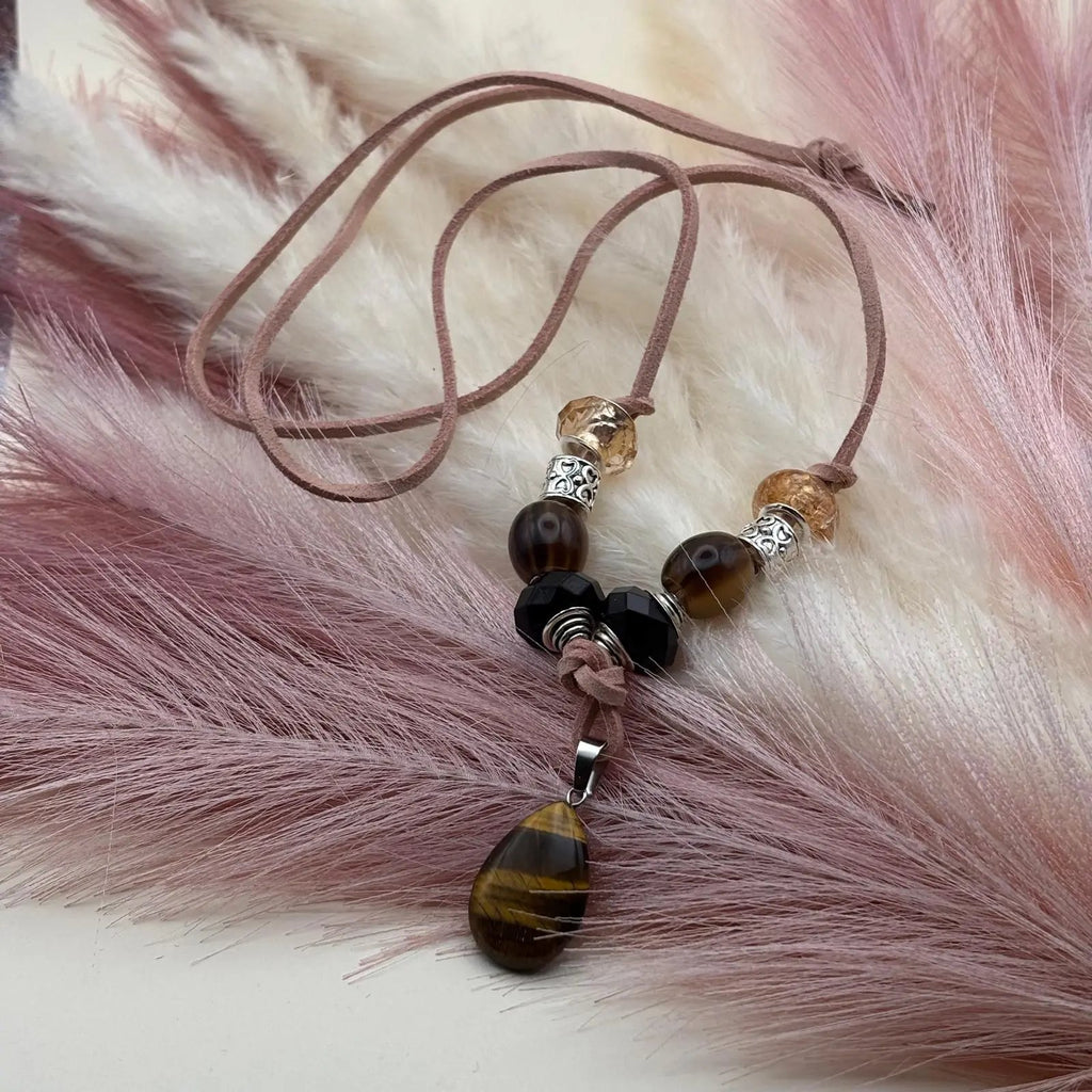 Collier artisanal sur cordon de cuir saumon avec pendentif goutte œil de tigre et perles de verre et acryliques