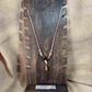 Collier artisanal sur cordon de cuir saumon avec pendentif goutte œil de tigre et perles de verre et acryliques vendu sur le site internet prêtes à briller